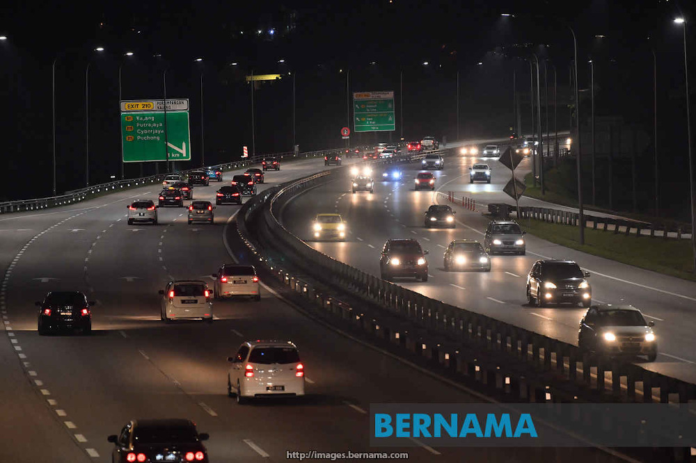 Traffic flow on several highways and main roads heading north and south was slow-moving tonight as many people returned to their hometowns in conjunction with Hari Raya Aidilfitri. u00e2u20acu201d Picture via Twitter/Bernama