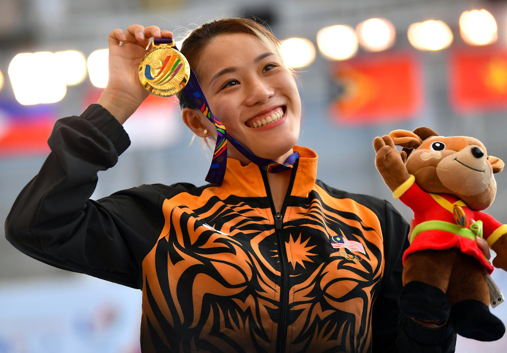 Malaysian diver Ng Yan Yee poses with her gold medal after the womenu00e2u20acu2122s 3 metres springboard final during the 31st SEA Games in Hanoi May 10, 2022. u00e2u20acu201d Bernama pic