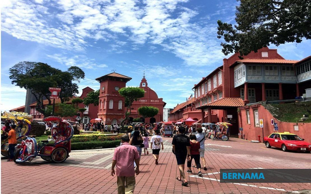 Tourist spots in Melaka continue to be the destination of choice for foreign and domestic visitors to spend their public holiday in conjunction with the Aidilfitri celebration. u00e2u20acu201d Picture via Twitter/Bernama