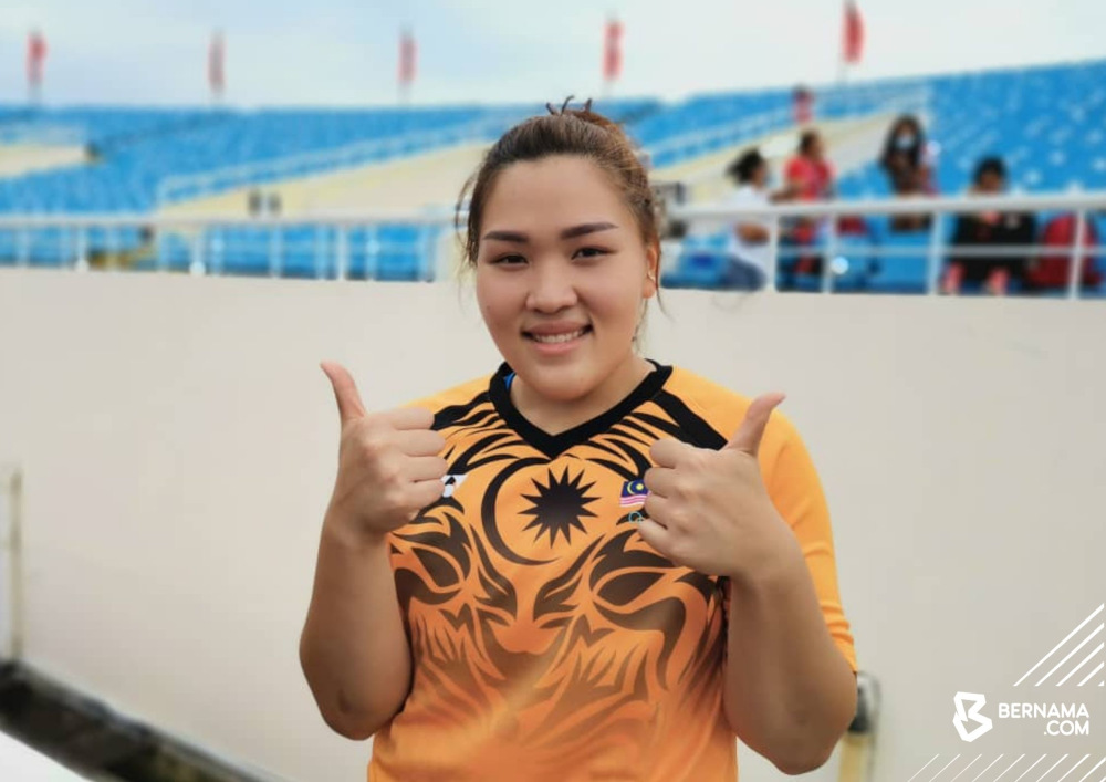 Malaysiau00e2u20acu2122s woman discus thrower Queenie Ting Kung Ni broke the national record en route to clinching a silver medal at the 31st SEA Games in Hanoi May 16, 2022. u00e2u20acu201d Picture via Twitter/Bernama