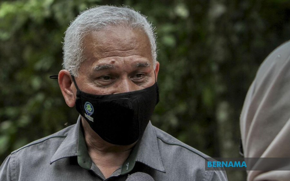 Johor Forestry Department director Datuk Salim Aman. u00e2u20acu201d Picture via Twitter/Bernama