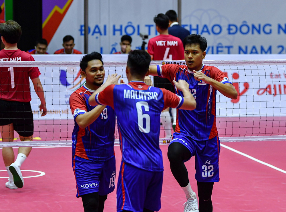 Malaysiau00e2u20acu2122s menu00e2u20acu2122s sepak takraw players celebrate after winning against Vietnam to take home the silver medal in the 31st SEA Gamesu00e2u20acu2122 team event in the final match of the round-robin tournament in Hanoi May 15, 2022. u00e2u20acu201d Bernama pic