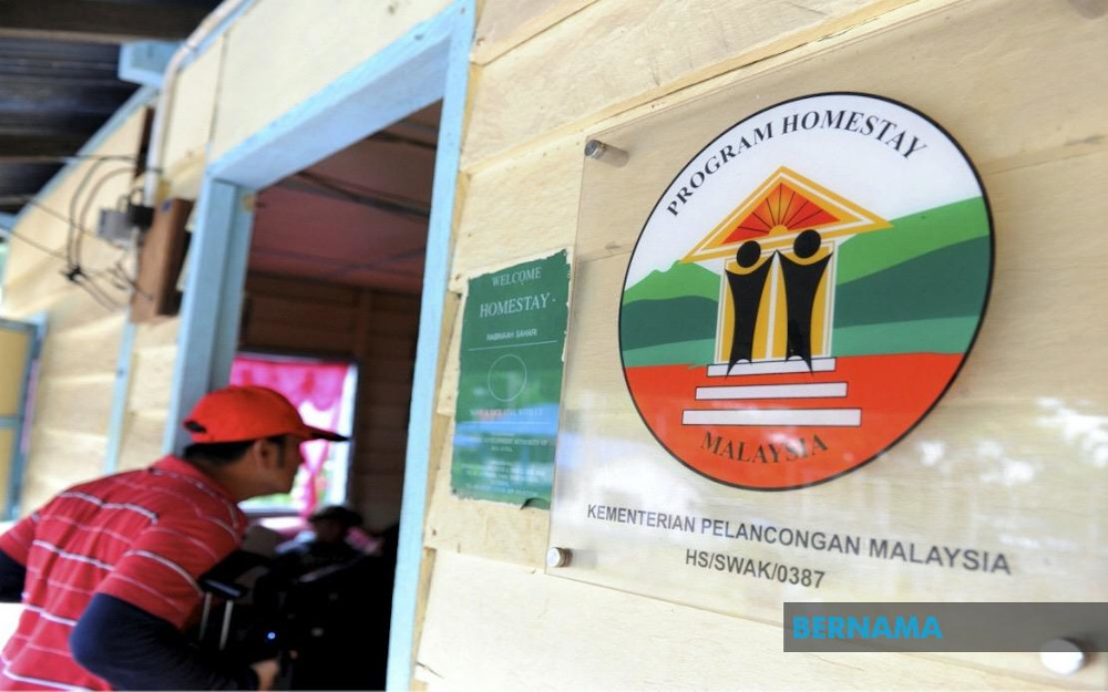 The Hari Raya Aidilfitri public holiday is the perfect time for many, including foreign tourists, to take this opportunity to visit interesting destinations in the country. u00e2u20acu201d Picture via Twitter/Bernama