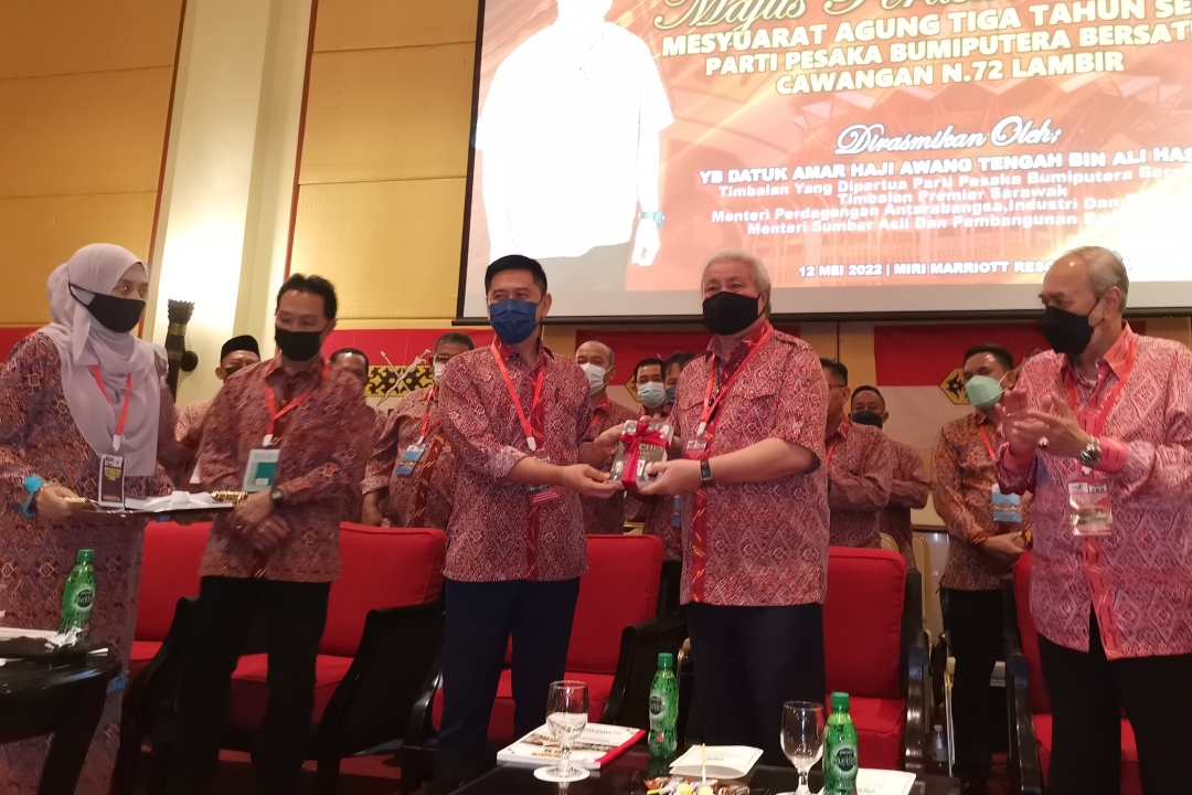 Datuk Amar Awang Tengah Ali Hasan (second, right) receives a memento from Ripin after officiating the PBB Lambir branchu00e2u20acu2122s triennial general meeting. u00e2u20acu2022 Borneo Post pic