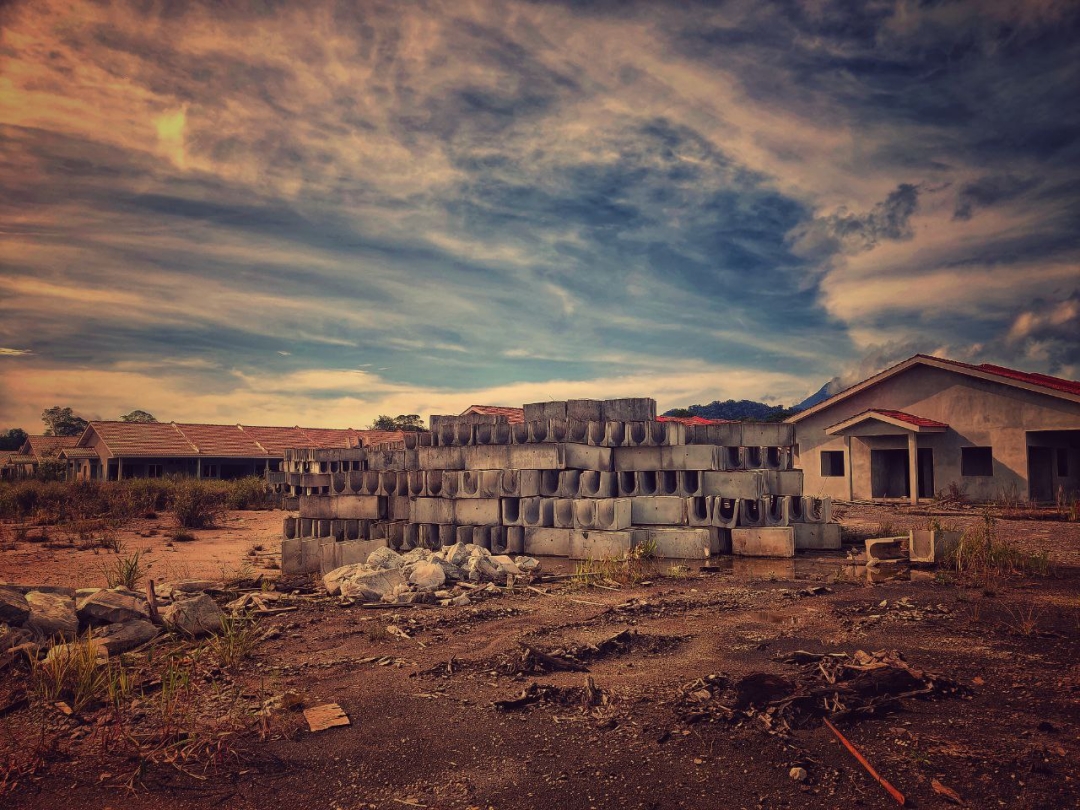 Unused building materials spotted at the u00e2u20acu02dcsicku00e2u20acu2122 housing project. u00e2u20acu2022 Picture by Harry Izzdin via Borneo Post