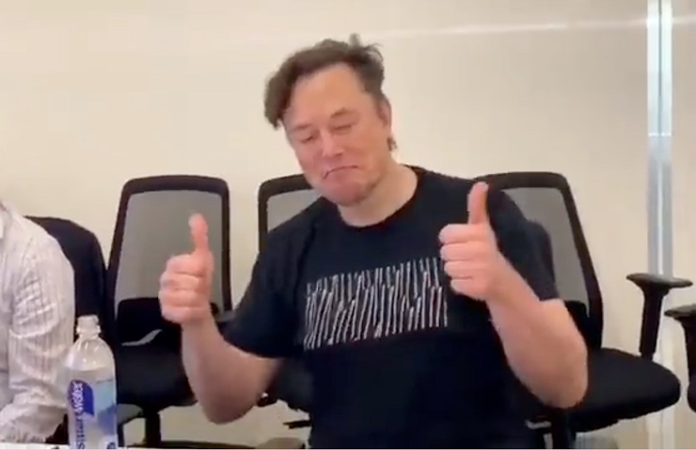 Tesla boss Elon Musk gives Indonesian Kopiko candy two thumbs up after trying it out during a meeting in Texas. u00e2u20acu2022 Picture via Twitter/txtdarionlshop