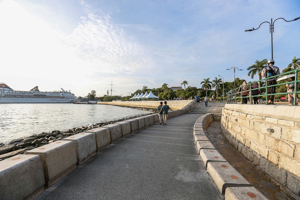 The Esplanade seawall is now finally completed and open to public. 