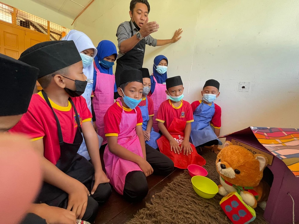 SK Luagan teacher Muhammad Nazmi Rosli (background) decided to expand on his Islamic Education lesson for his Year Four pupils by teaching them to be kind to animals considered u00e2u20acu02dcharamu00e2u20acu2122 in Islam. u00e2u20acu2022 Picture via Facebook/ Muhammad Nazmi