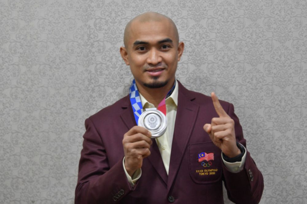 National track cyclist Datuk Mohd Azizulhasni Awang showing off the silver medal he won in the menu00e2u20acu2122s keirin final at the Tokyo 2020 Olympic Games, at Sri Iman Residence, Kuala Terengganu, August 25, 2021. u00e2u20acu201d Bernama pic