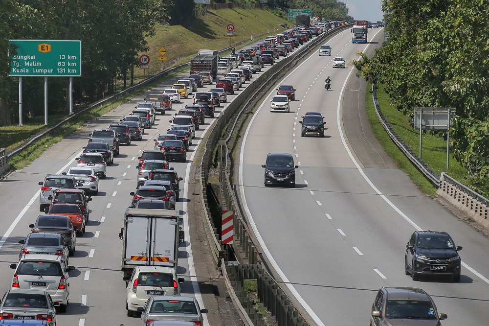 Heavy traffic is seen at KM340.8 Bidor heading to Klang Valley after the long Aidilfitri holidays, May 6, 2022. u00e2u20acu2022 Picture by Ahmad Zamzahuri
