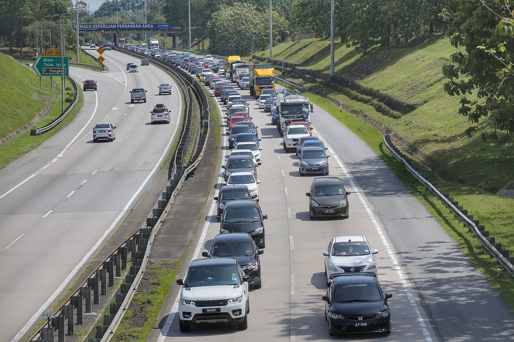 Heavy traffic is seen at KM340.8 Bidor heading to Klang Valley after the long Aidilfitri holidays, May 6, 2022. u00e2u20acu2022 Picture by Ahmad Zamzahuri