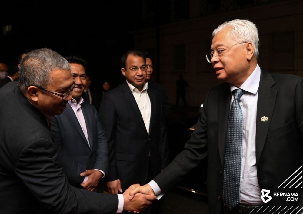 Prime Minister Datuk Seri Ismail Sabri Yaakob arrived at the Luton Airport 2am this morning. u00e2u20acu201d Picture via Facebook/ Bernama