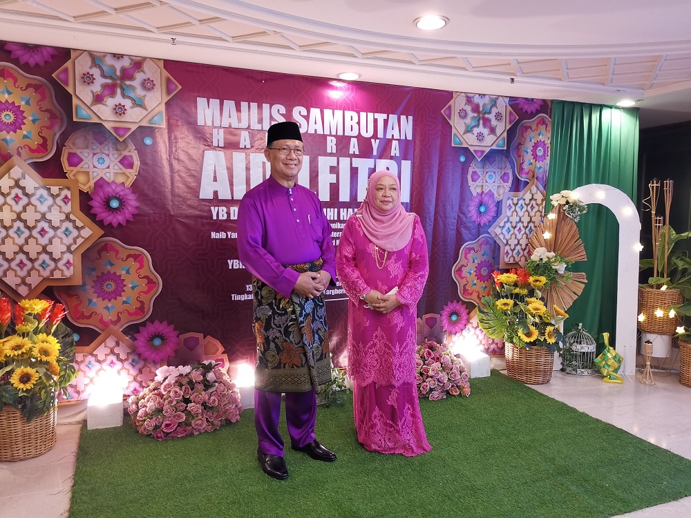 Julaihi and his wife Datin Sadiah Buji pose during the festive open house.  u00e2u20acu201d  Picture by Lim How Pim via Borneo Post Online