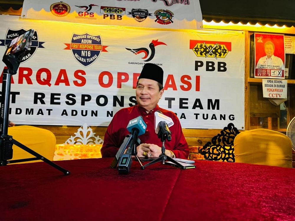 Muara Tuang assemblyman Datuk Idris Buang seen speaking to reporters during the event last night. u00e2u20acu201d Borneo Post Online pic 