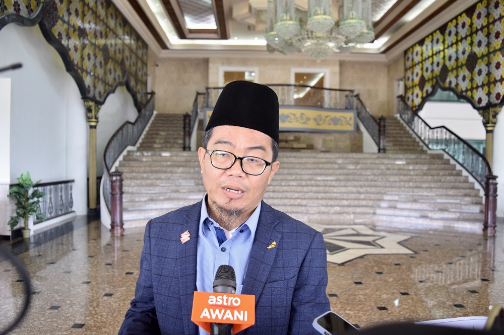 Juanda seen speaking to reporters at the PBB headquarters today. u00e2u20acu201d Borneo Post Online pic