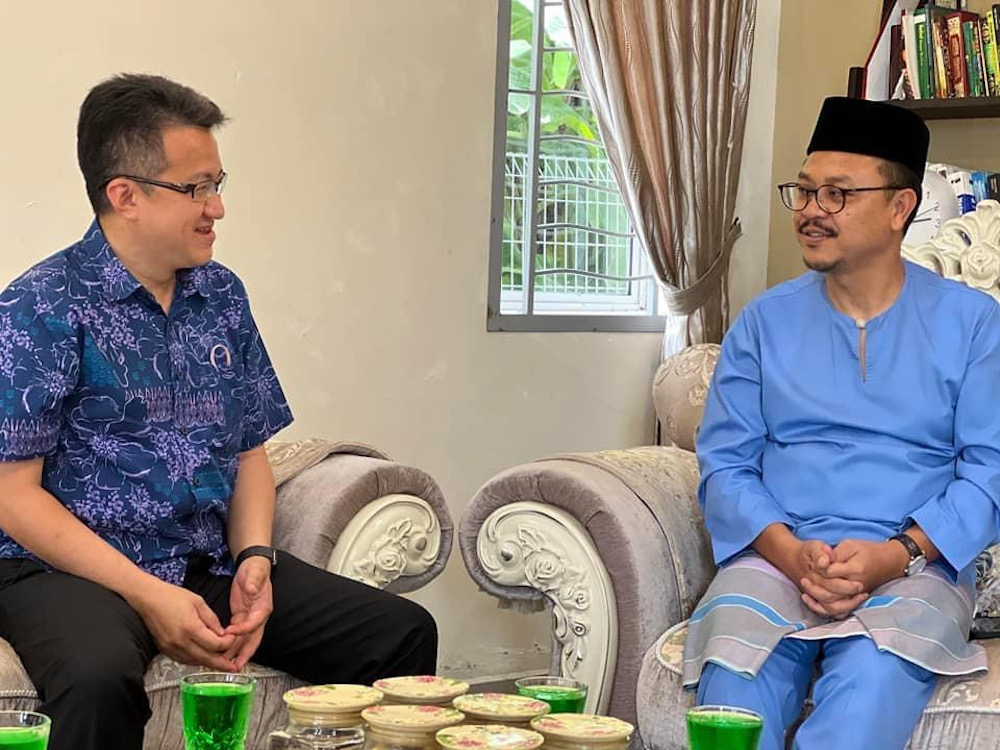 Johor DAPu00e2u20acu2122s Liew Chin Tong (left) with lawyer Datuk Khairul Anwar Rahmat during a visit to the latteru00e2u20acu2122s family home in Kampung Melayu in Kluang. u00e2u20acu201d Picture via Facebook/Liew Chin Tong