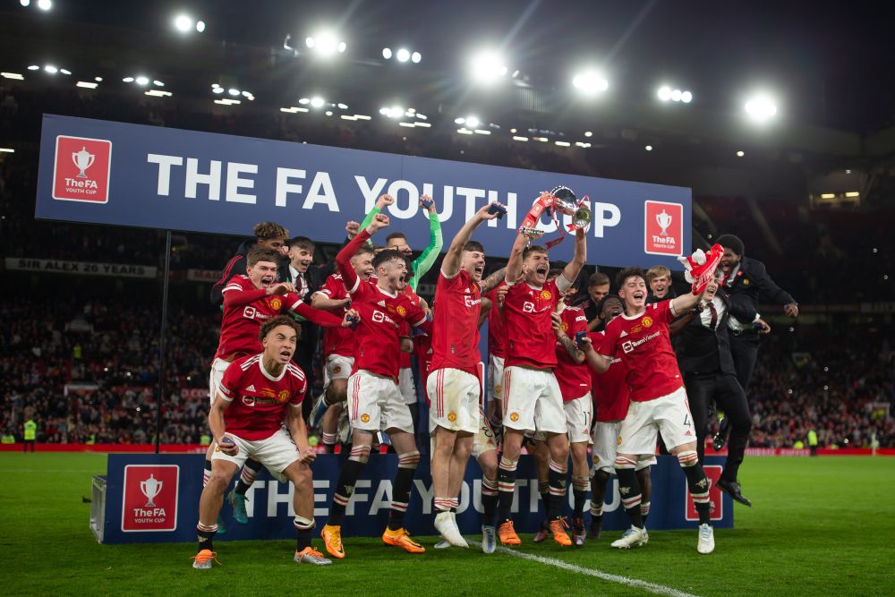 Manchester United celebrate with the FA Youth Cup Trophy after beating Nottingham Forest 3-1 in Manchester May 11, 2022. u00e2u20acu201d Reuters picnn