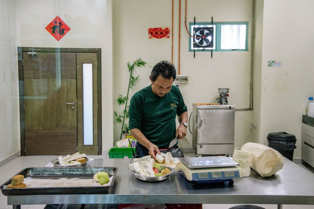 Zookeeper Azrenizam Ibrahim preparing the meals for the giant pandas. — Picture by Firdaus Latif