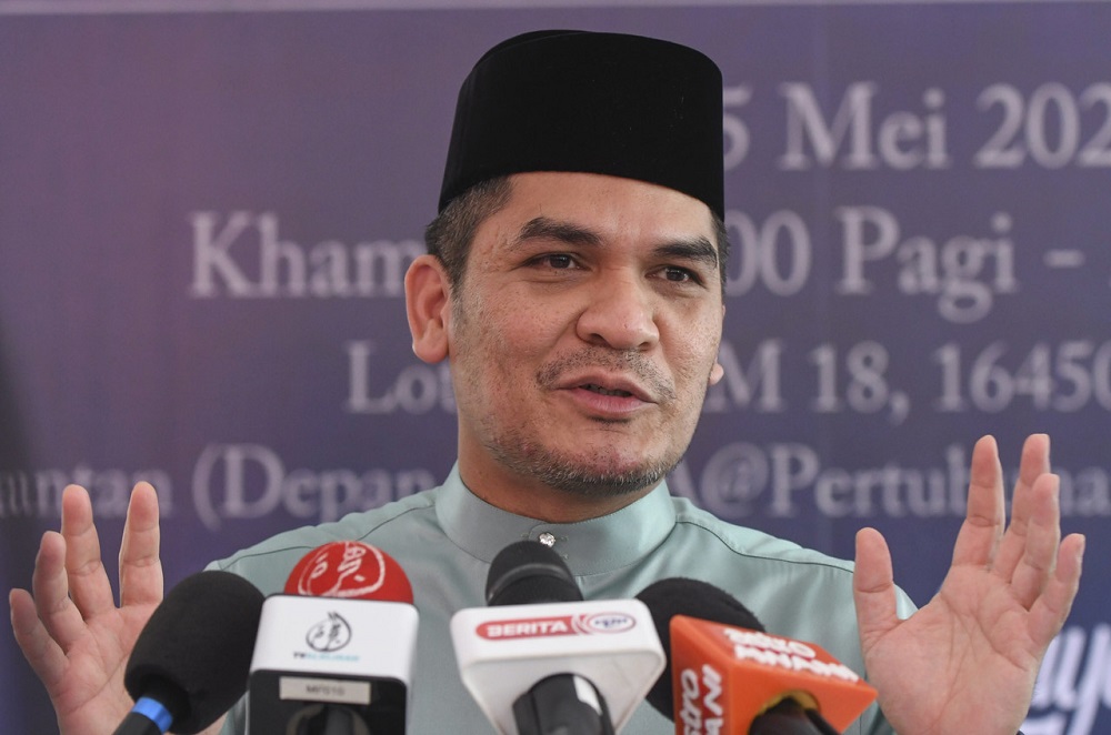Senior Education Minister Datuk Radzi Jidin speaks to reporters at the Hari Raya Aidilfitri open house at his residence near Ketereh in Kota Baru May 5, 2022. u00e2u20acu2022 Bernama pic