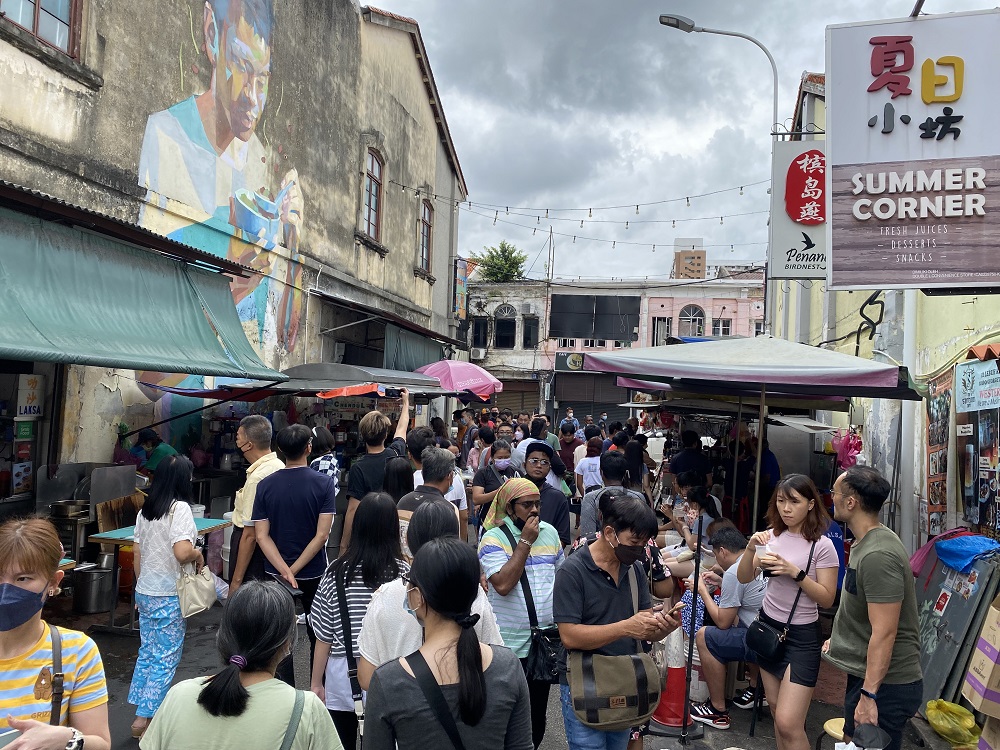 Long queue at the popular Penang cendol stall in George Town. u00e2u20acu2022 Picture by Opalyn Mok