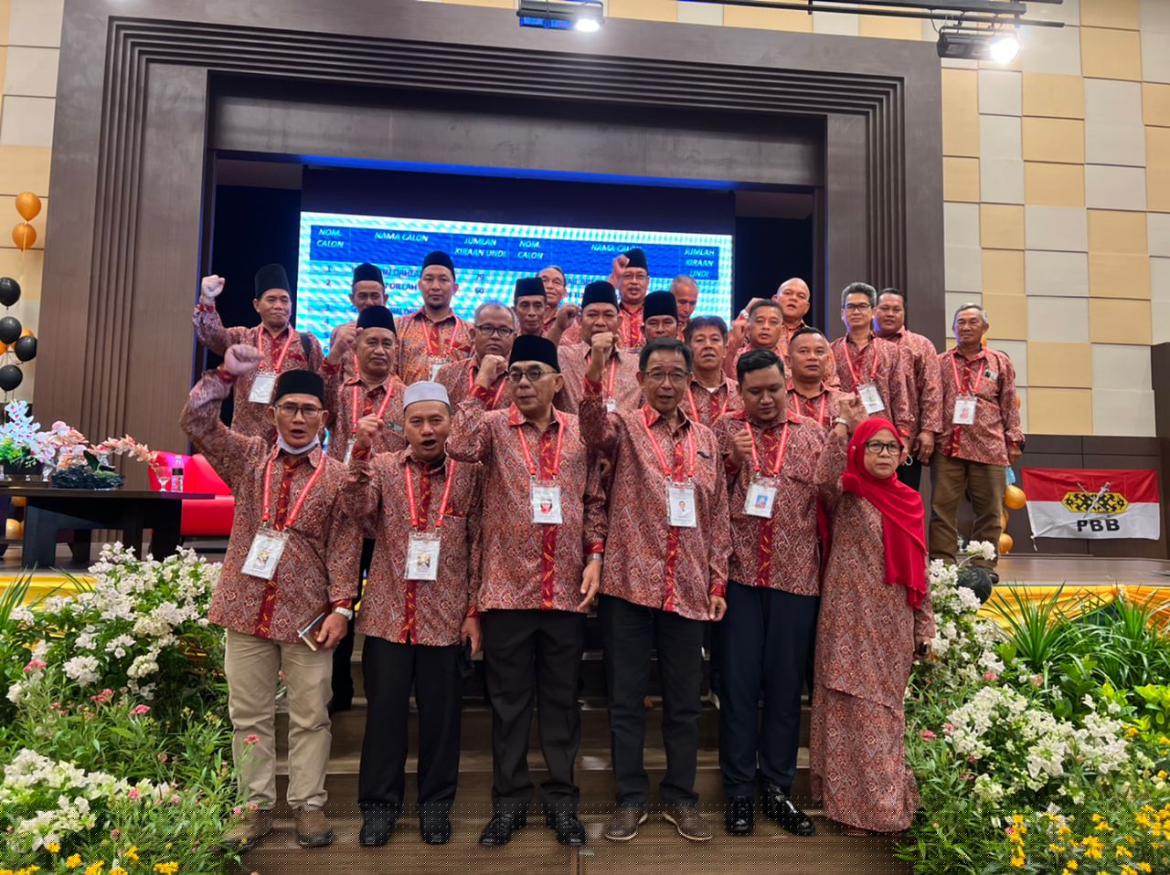 Abdul Karim (third right, front row) with other PBB Asajaya branch office bearers in a group photo at Raia Hotel, Kuching. u00e2u20acu2022 Borneo Post pic