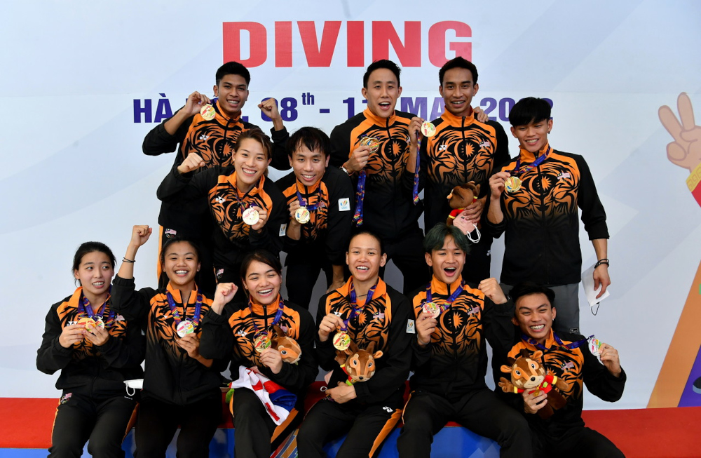 Malaysian divers pictured with their winning medals at the My Dinh Water Sports Stadium at the Hanoi SEA Games, May 11, 2022. u00e2u20acu201d Bernama pic 