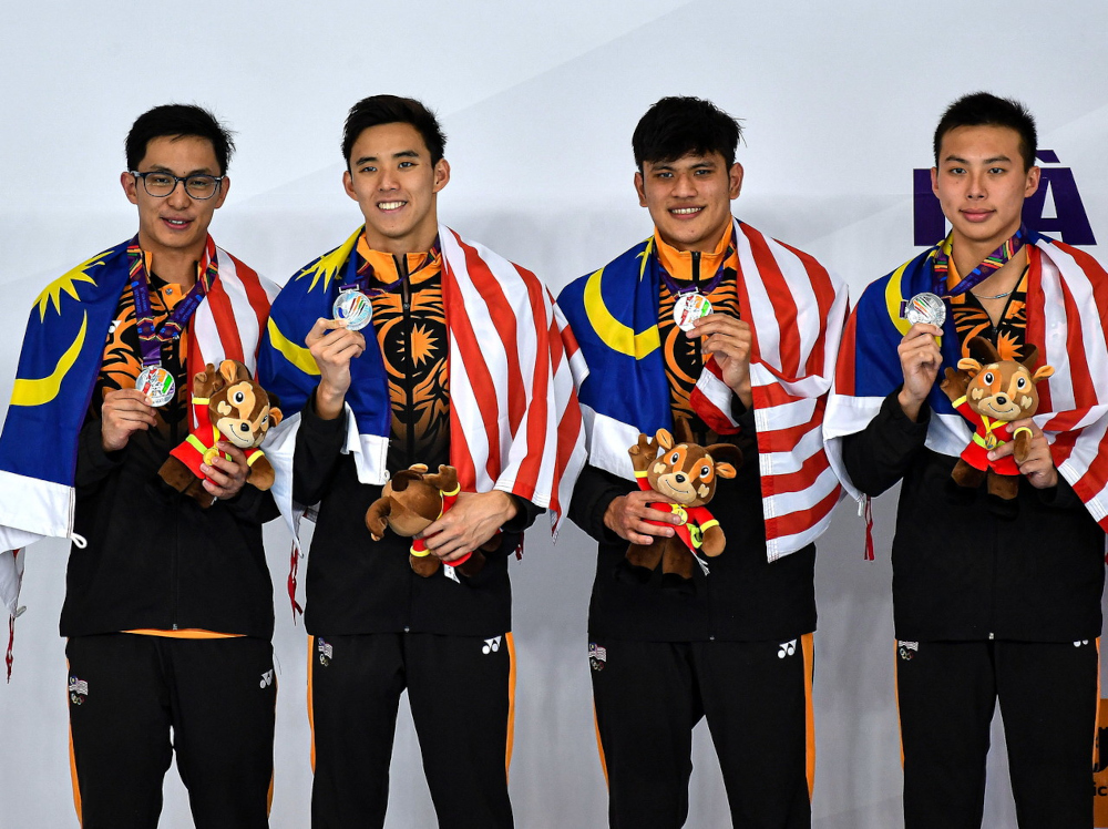 The swimmers Welson Sim, Lim Yin Chuen, Arvin Shaun Singh Chahal and Khiew Hoe Yean won the menu00e2u20acu2122s 4x200 metre (m) freestyle silver medal with a time of seven minutes and 19.75 seconds (s) thus setting a new national record. u00e2u20acu201d Bernama pic 
