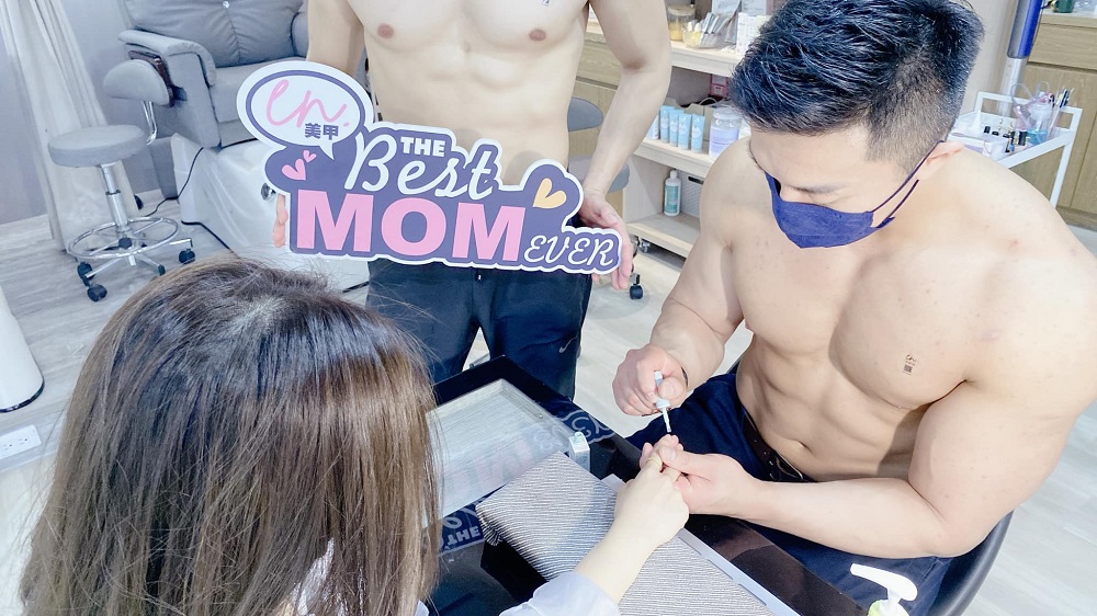 Customers at EN. nails salon had an unexpected Motheru00e2u20acu2122s Day treat, courtesy of two fitness models playing manicurists for the day. u00e2u20acu2022 Picture via Facebook/EN. nails salon