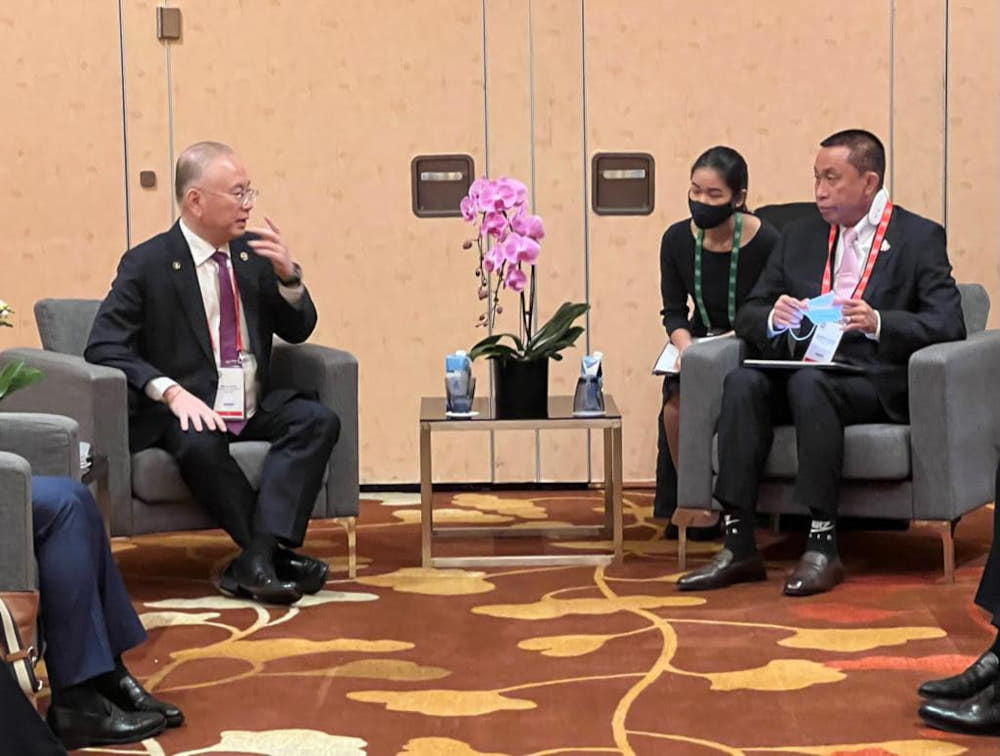 Transport Minister Datuk Seri Wee Ka Siong with his Thailand counterpart Saksayam Chidchob in Singapore, May 17, 2022. u00e2u20acu201d Picture from Facebook/Wee Ka Siong 