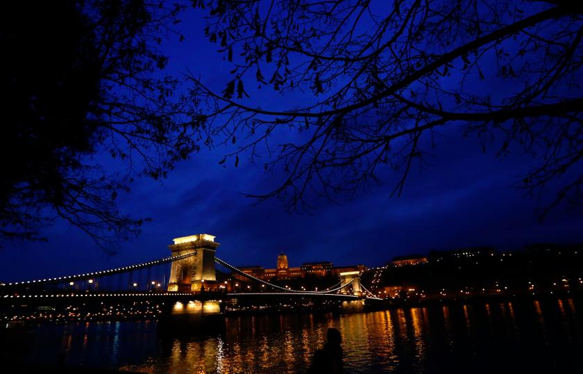 The iconic Chain Bridge of Budapest spans the Danube river and the Royal Palace is seen in the background November 19, 2013. u00e2u20acu201d Reuters pic