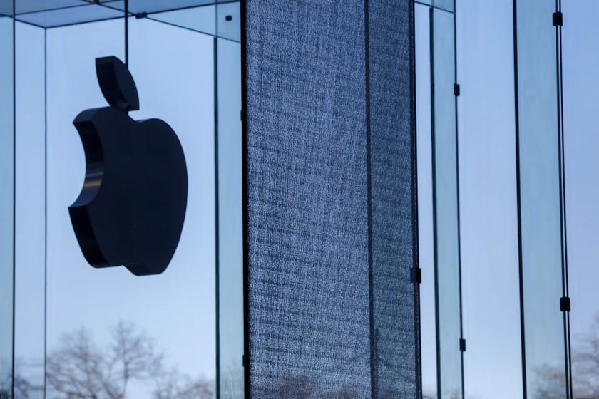  A shattered large glass panel, part of Apple's cube store on Fifth Avenue, damaged from the results of the snowstorm on Tuesday is seen in New York, January 23, 2014. u00e2u20acu201d Reuters pic