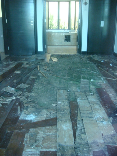 Picture of a villa unit with its floorboards in bad condition.