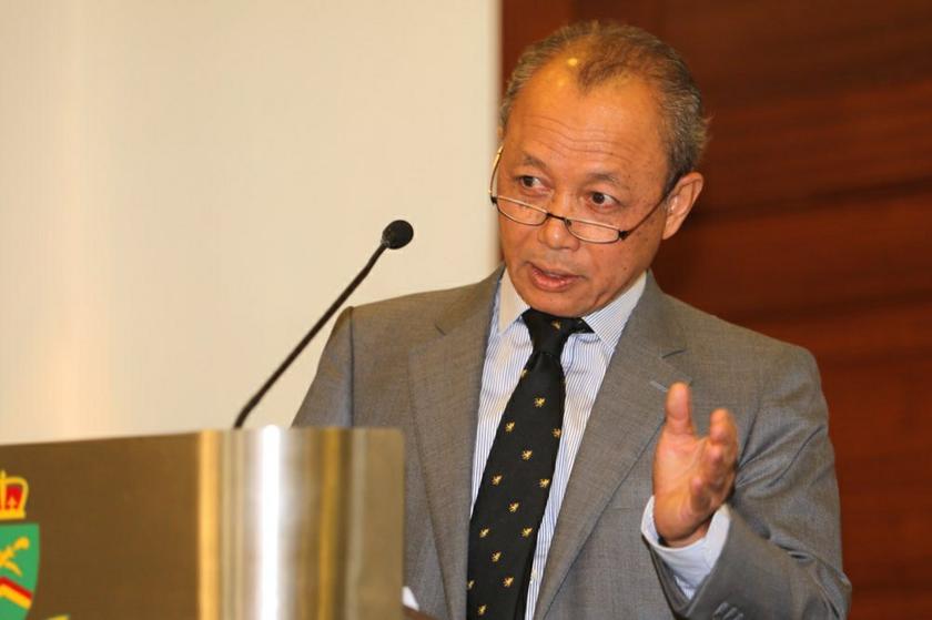 Tun Arifin Zakaria giving a speech during the book launch. u00e2u20acu201d Picture by Choo Choy May