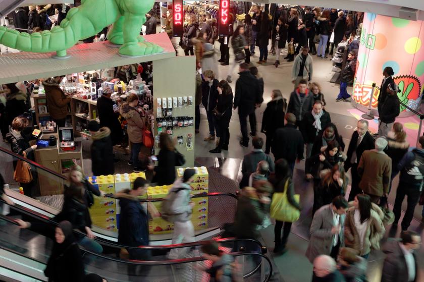Shoppers take care of their last-minute Christmas holiday gift purchases in a shopping complex in Paris, December 23, 2013. The government announced it will temporarily allow DIY shops to open on Sundays. u00e2u20acu201d Reuters pic