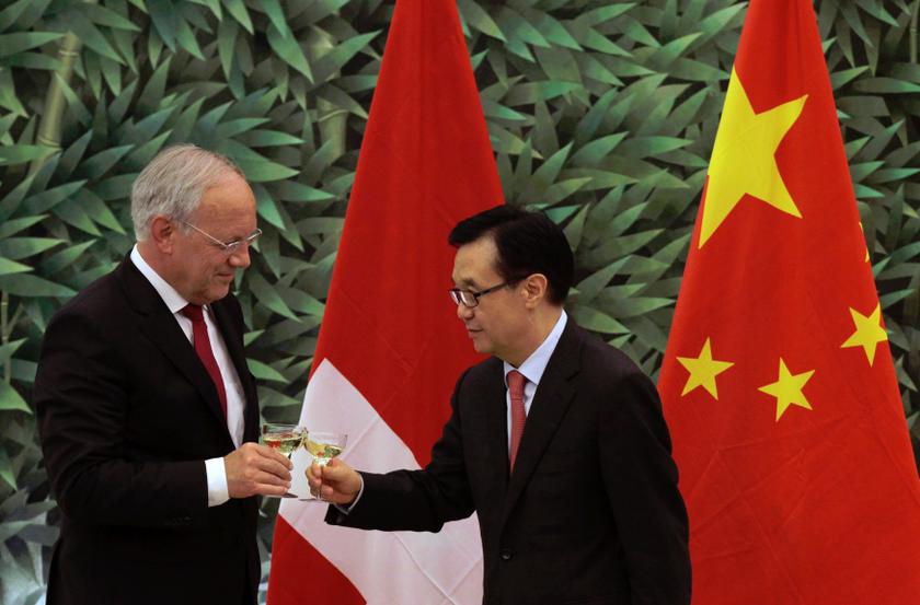 Chinese Commerce Minister Gao Hucheng (right) toasts with Swiss Economy Minister Johann Schneider-Ammann after signing a free-trade agreement at China's Ministry of Commerce in Beijing July 6, 2013. u00e2u20acu201d Reuters pic