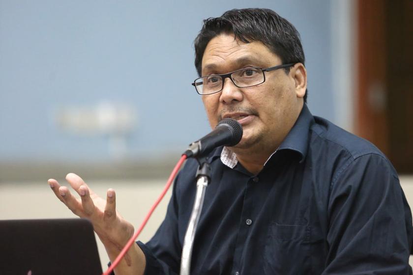 Islamic Renaissance Front (IRF) chairman Dr Ahmad Farouk Musa speaks at a forum on freedom of religion in Petaling Jaya January 13, 2014. — Picture by Choo Choy May