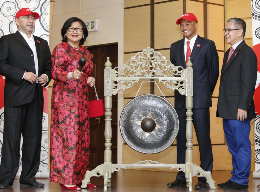 (From left) AirAsia X Bhd's director Kamarudin Meranun, CEO Azran Osman-Rani, chairman Tan Sri  Rafidah Aziz and Fam Lee Ee mark the launch of its initial public offering in Kuala Lumpur July 10, 2013. u00e2u20acu201c Reuters pic