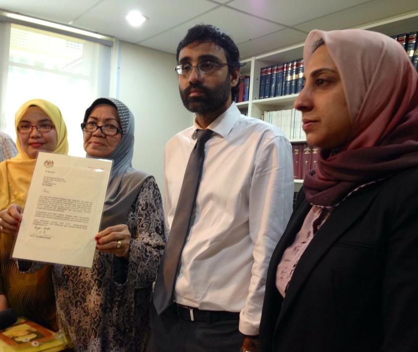 (From left) Aminulrasyid's sister, Nor Azura, mother, Norsiah Mohamad, lawyers N. Surendran and Latheefa koya, pose with a letter from the prime minister weeks after the shooting in 2010, promising a fair and transparent investigation.