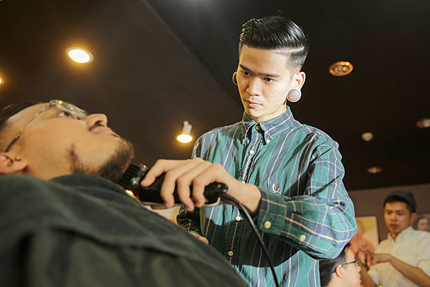 Kevin Tan styling the beard of a customer