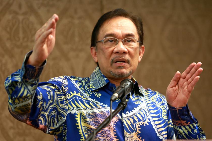 Anwar launches PKR book 'Jawi Merdeka' at Throne 1 Function Room, Empire Hotel, December 15, 2013. u00e2u20acu201d Picture by Saw Siow Feng