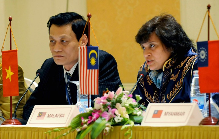 Malaysia's tourism minister Datuk Seri Azalina Othman Said (right) speaks next to Vietnam's deputy minister for Culture, Tourism and Sports Tran Chien Thang in Hanoi on January 9, 2009. u00e2u20acu201c AFP pic