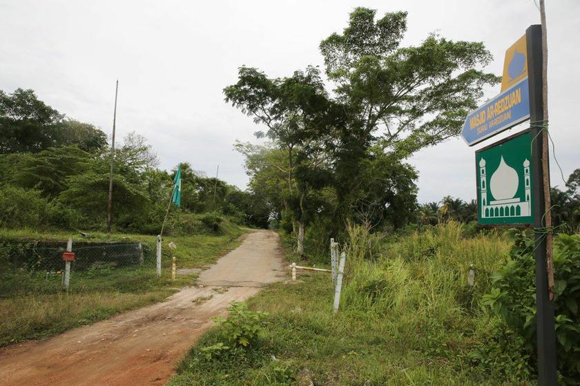 Signpost indicating the location of the existing Masjid Ar-Ridwan at one of the mosque's access points. — Picture by Choo Choy May