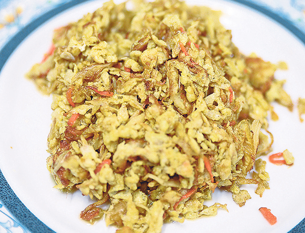 The simple and yet delicious stir fried egg with glass noodles