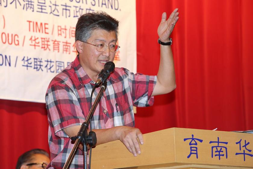 Chang Kim Loong gestures as he addresses residents at the OUG Residents Association meeting in Kuala Lumpur December 1, 2013. u00e2u20acu201d Picture by Choo Choy May
