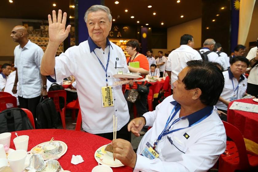Outgoing MCA President, Datuk Seri Dr Chua Soi Lek greets members at MCAu00e2u20acu2122s 60th AGM, party elections the San Choon Hall, Wisma MCA, Kuala Lumpur. u00e2u20acu201d Picture by Saw Siow Feng