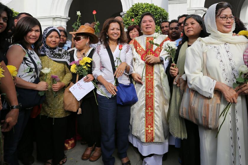 Malaysians rally in solidarity with Catholics attending Sunday Mass at the Church of Our Lady of Lourdes, Klang on January 5, 2014. u00e2u20acu201d Picture by Saw Siow Feng
