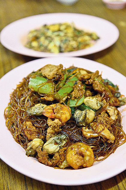 Fried Tang Hoon (glass noodles) is a must-order at Ang Hoay Lor; the seemingly humble looking plate of noodles is fried with an abundance of oysters, shrimps, pork and choy sum
