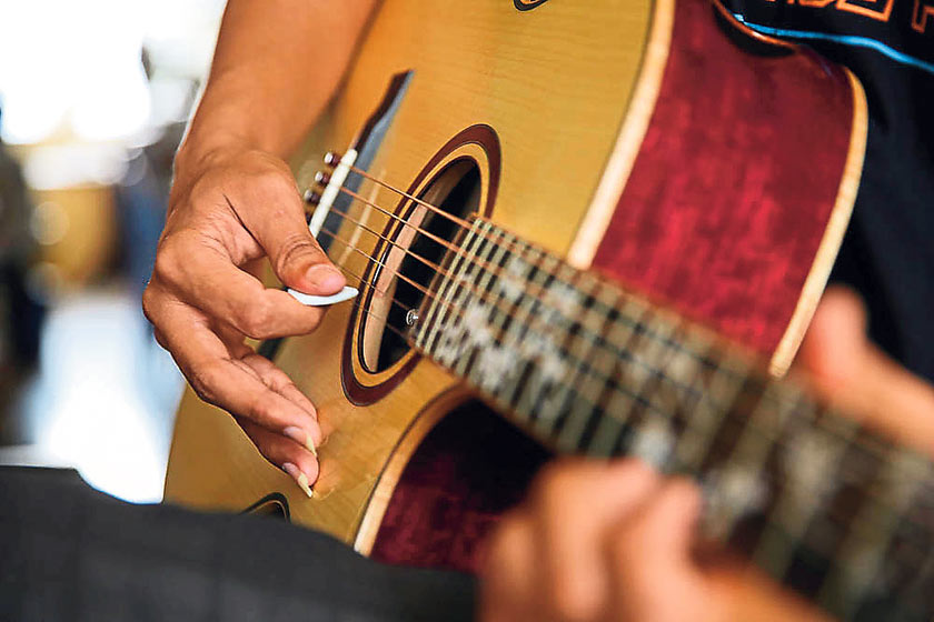 “This is one of the most expensive picks going for US$10 to US$15 per piece. As you can see, this white pick is thicker than other picks. It’s a Wegen pick by Michel Wegen. This type of pick is used for gypsy jazz. With this, you get better volume even though it’s harder to play.”