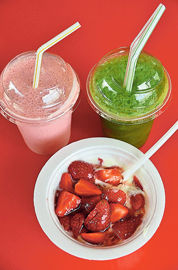 Strawberry desserts and butterhead lettuce shake at Big Red Strawberry Farm; you don’t need to pay an admission fee to pose with potted strawberry plants and hydroponic-cultivated greens