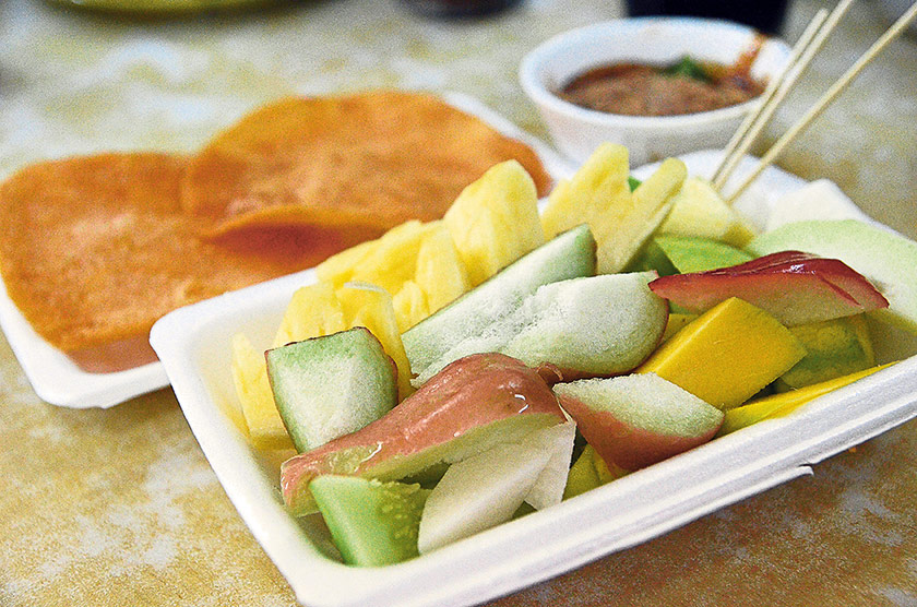 A household name in Ipoh for rojak, Choong Sun Rojak stall from Old Town still operates in Loke Wooi Kee and continues to impress with their excellent rojak sauce